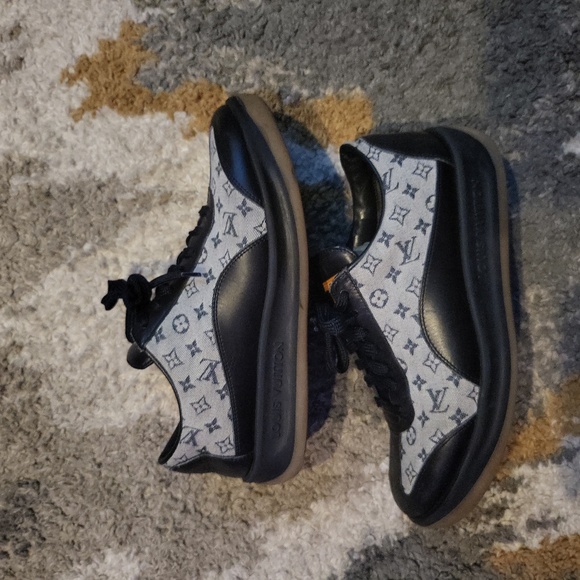 AUTHENTIC LOUIS VUITTON SNEAKERS - Picture 3 of 6